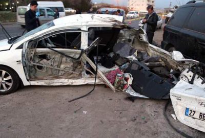 Minibüs ile otomobil çarpıştı!..Ölü ve yaralılar var