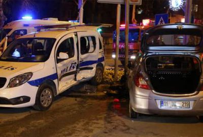 Polis aracı ile otomobil çarpıştı: 3 polis yaralı
