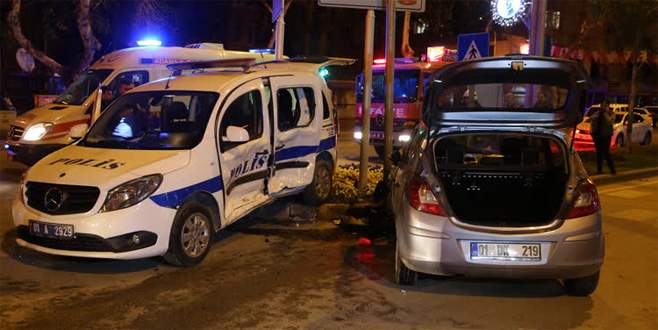 Polis aracı ile otomobil çarpıştı: 3 polis yaralı