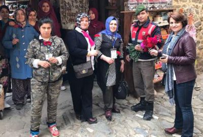 Jandarma kadınlar gününde karanfil dağıttı