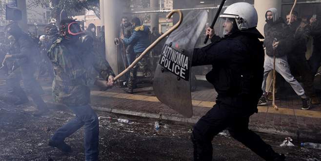 Komşuda çiftçi isyanı