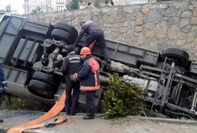 Çevik kuvvet otobüsü devrildi: 5 yaralı