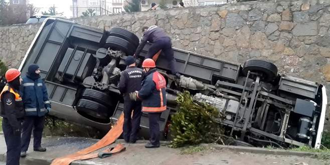 Çevik kuvvet otobüsü devrildi: 5 yaralı