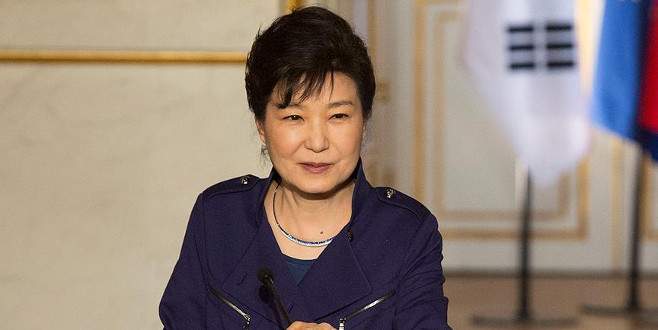 Güney Kore Devlet Başkanı azledildi