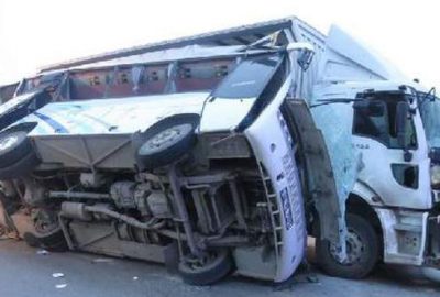 Servis minibüsü kamyona çarptı: 27 yaralı