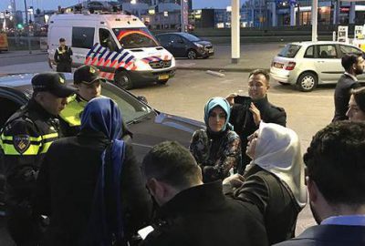 Hollanda’da AA ve TRT aracına polis engeli
