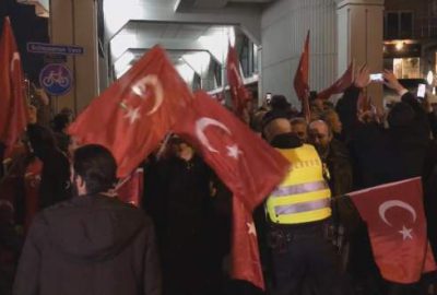 Hollanda polisi Türk göstericilere müdahale etti