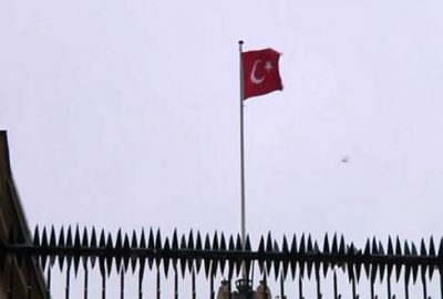Hollanda Konsolosluğu çatısına Türk Bayrağı çekildi