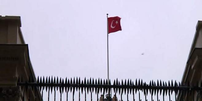 Hollanda Konsolosluğu çatısına Türk Bayrağı çekildi