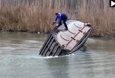 Nehire batan iş makinasından son anda kurtuldu