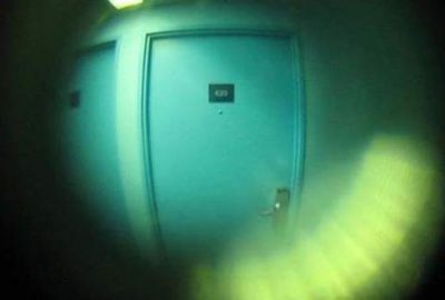 Lise öğrencisine kapı deliğinden taciz