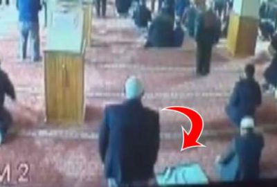 Camide bağış paralarını çalmaya çalışan kişiye dayak!