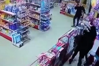 Kadın kasiyer soyguncuyu böyle etkisiz hale getirdi