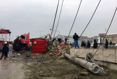 Bursa’da kontrolden çıkan TIR elektrik direğini devirdi