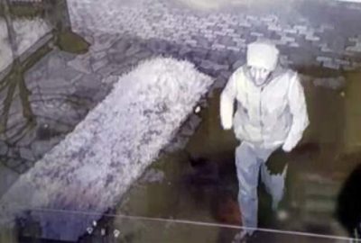 Sadaka kutusunu çalan hırsız kameraya yakalandı