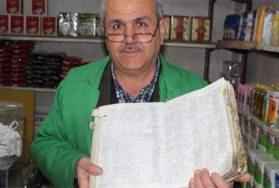 Adıyaman’da 1987 yılından beri veresiye defterini değiştirmeyen bakkal Nevzat Yılmaz’ın