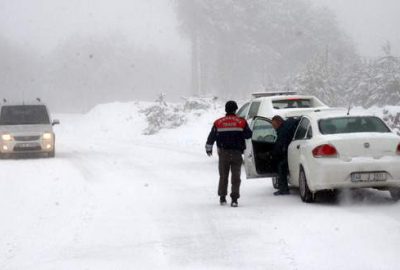 Uludağ’da kar sürprizi yaşandı, araçlar yollarda kaldı