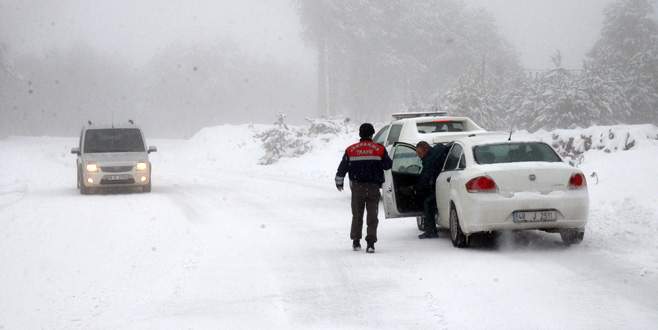 Uludağ’da kar sürprizi yaşandı, araçlar yollarda kaldı