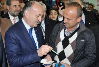 Müezzinoğlu, vatandaşlardan sigarayı bırakmaları için yazılı belge aldı