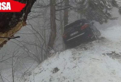 Ağaca çarparak uçuruma yuvarlanmaktan kurtuldu