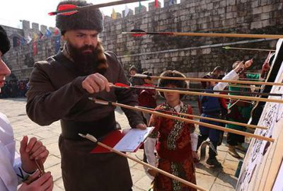 Oklar menzile şehitler için uçtu