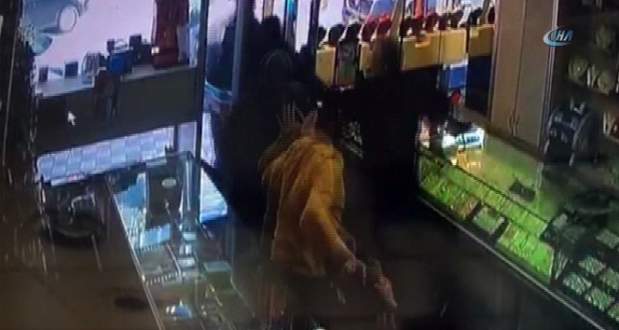 Kanlı soygun girişimi kamerada!