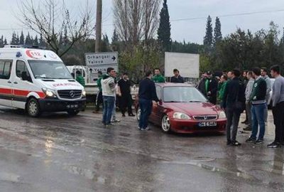 Bursa’da taraftarların olduğu otomobil kamyonetle çarpıştı