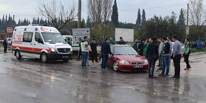 Bursa’da taraftarların olduğu otomobil kamyonetle çarpıştı