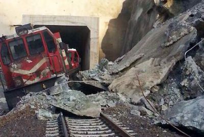 Heyelan nedeniyle yük treni raydan çıktı