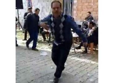 Aydın’ın Bozdoğan ilçesinde gerçekleşen bir düğünde çalan müzikle birlikte oynamaya