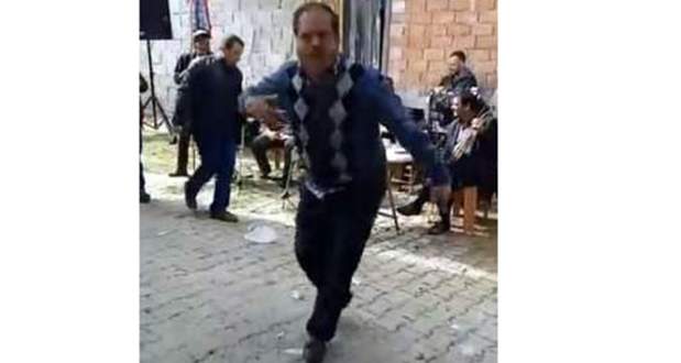 Aydın’ın Bozdoğan ilçesinde gerçekleşen bir düğünde çalan müzikle birlikte oynamaya