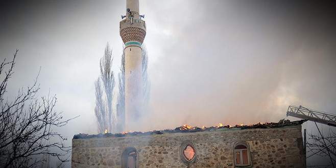 Tarihi camide büyük yangın