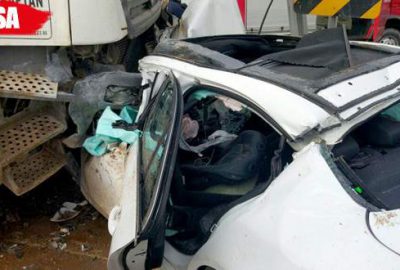 Kamyon, otomobili biçti: 2 yaralı