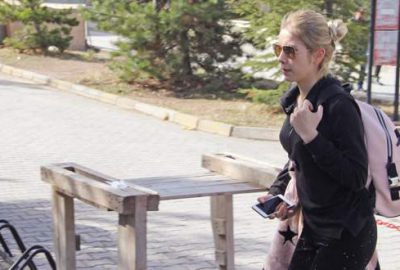 Başından ayrılmıyor