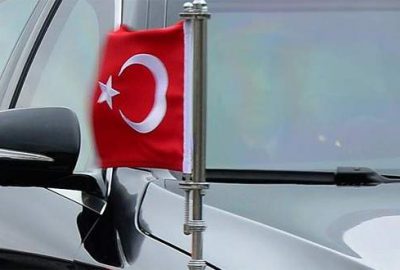 Makam aracındaki Türk bayrağına saldırı girişimi