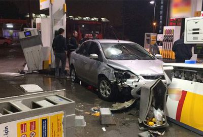 Önce bir jeep ile çarpıştı sonra akaryakıt istasyonuna girdi