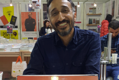 Bursa Kitap Fuarı'nda genç okurlarıyla buluşan yazar Ömer Açık, yeni