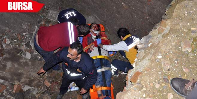 Kestirmeden gitmek isterken inşaat çukuruna düştü