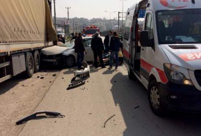 Otomobil park halindeki TIR’ın altına girdi