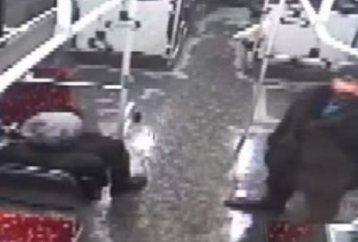 Türk bayrağına saldıran şahsı böyle dövdüler!