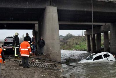 Bursa’da dereye uçan sürücüyü vatandaşlar kurtardı