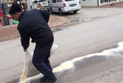 Yola dökülen yağ sürücülere zor anlar yaşattı