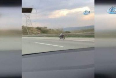 120 kilometre hızla giderken motosikletin üzerine yattı