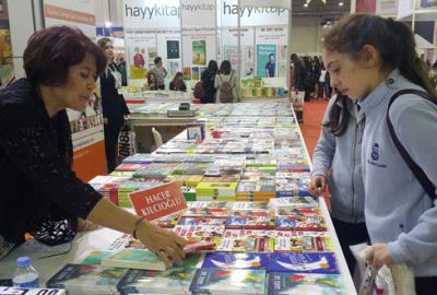 Bursa'da minik okurlarıyla buluşan Hacer Kılcıoğlu, yeni öykü kitabı “Havaya