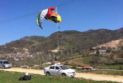 Bursa’da paraşütçü yüksek gerilim hattına takıldı