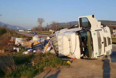 Bursa’da TIR devrildi, yükler yola saçıldı