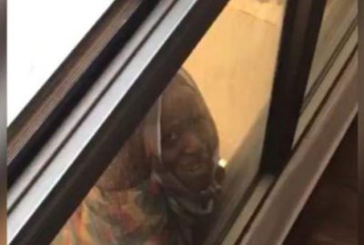 Düşmek üzere olan çalışanını kurtarmak yerine videoya çekti!