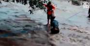 Özçekim yapmak isterken nehirde mahsur kaldılar