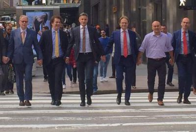 Erkeklerden ‘el ele tutuşma’ eylemi