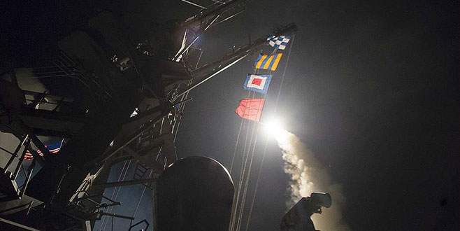 ABD Suriye’de rejime ait hava üssünü vurdu